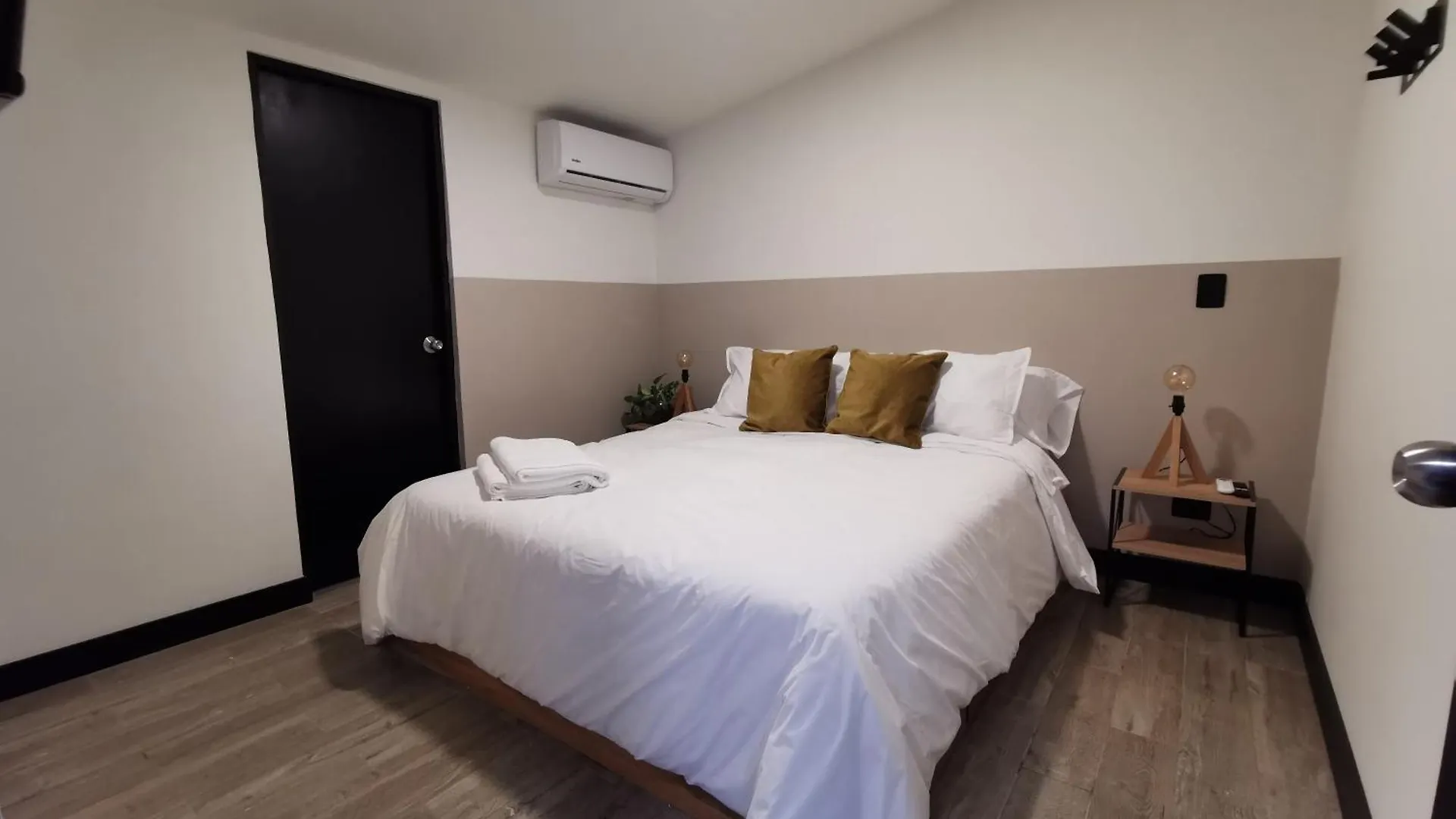 ホームステイ メデジンLa Escondida Houseアパートメント